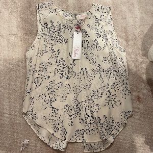 parker top never worn, size S, open back, cute black and white pattern